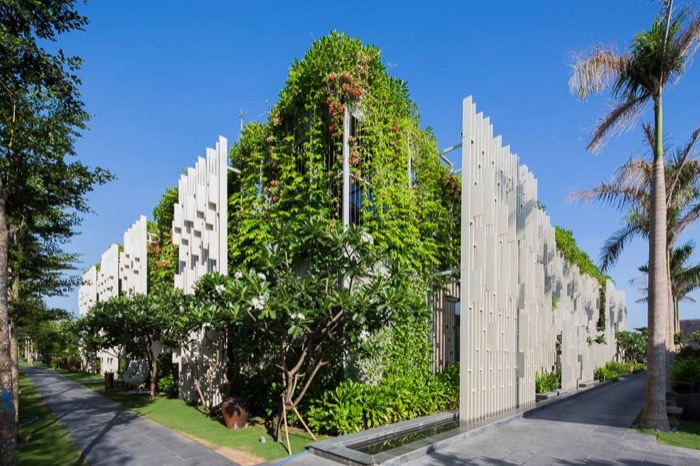 Edificio de salas de masajes con fachada vegetal