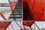interior-escalera-contenedor-inclinado