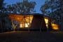 exterior nocturno de Trunk-House-cabaña en Central Highlands, Australia