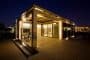 exterior-casa-Ecolar-SD2012, de noche con vista de uno de los porches