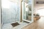 patio-interior-casa-con-dormitorio-en-contenedor