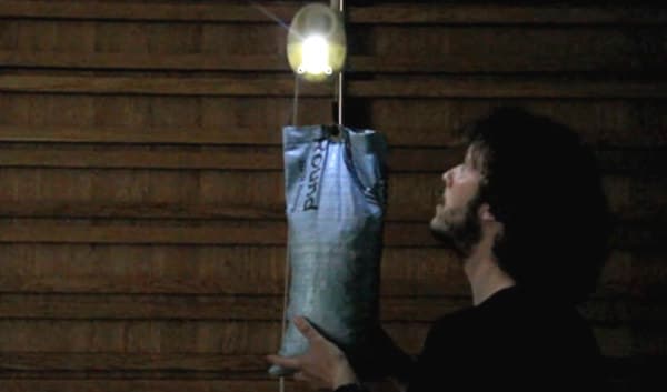 GravityLight-lampara-por-gravedad GravityLight-lampara-por-gravedad