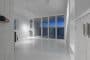 interior Squish Studio, con el gran ventanal al fondo