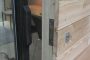 Mökki-detalle-puerta-caseta-prefabricada