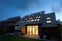 exterior-noche-CarbonLight Homes