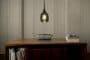 bombilla-Plumen-002-en-lampara-colgante