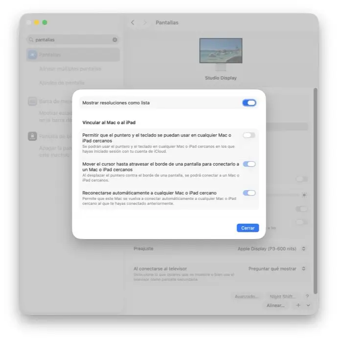 Ajustes de pantalla en macOS 26, con opciones de "Vincular al Mac o al iPad".
