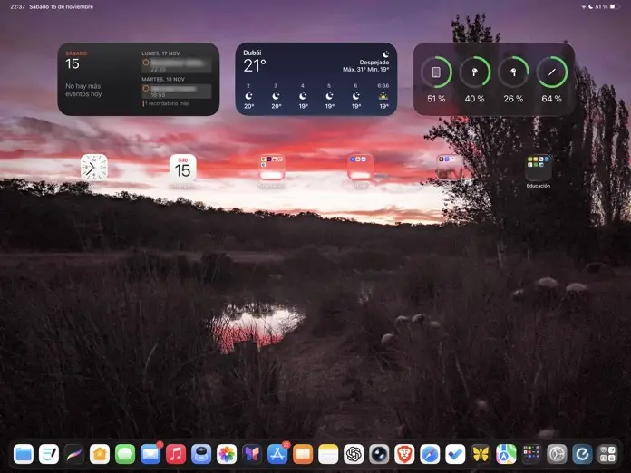 Captura de escritorio despejado en iPadOS 26. Muchos de los iconos de aplicaciones se han colocado en el Dock.