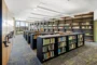 Sala repleta de libros en el edificio de investigación del Jardín Botánico Marie Selby.
