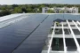 Operario colocando un panel solar en la cubierta del parking del Jardín Botánico Marie Selby.