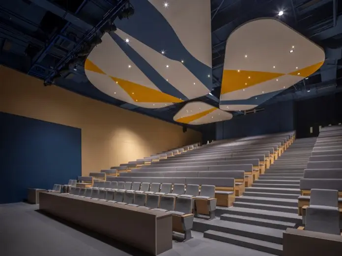 Vista del auditorio subterráneo de la Cuizhu Foreign Language School.