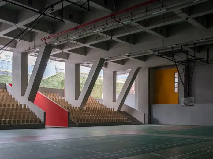 Espacio deportivo inferior de las instalaciones de la escuela de idiomas en Shenzhen.