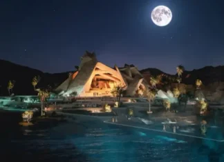 Vista nocturna del club privado en el Golfo de Aqaba