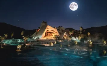 Vista nocturna del club privado en el Golfo de Aqaba