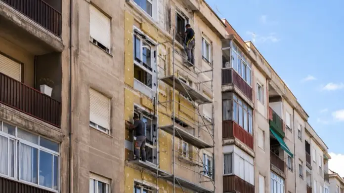 Reforma sostenible de vivienda. Mejorando envolvente de un bloque de pisos.