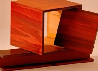 Muestra de Superwood, una madera modificada desarrollada para mejorar la resistencia estructural