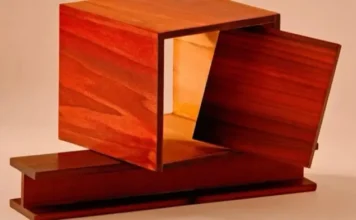 Muestra de Superwood, una madera modificada desarrollada para mejorar la resistencia estructural