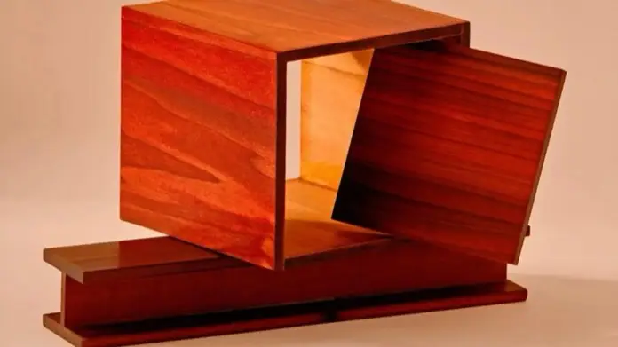 Muestra de Superwood, una madera modificada desarrollada para mejorar la resistencia estructural